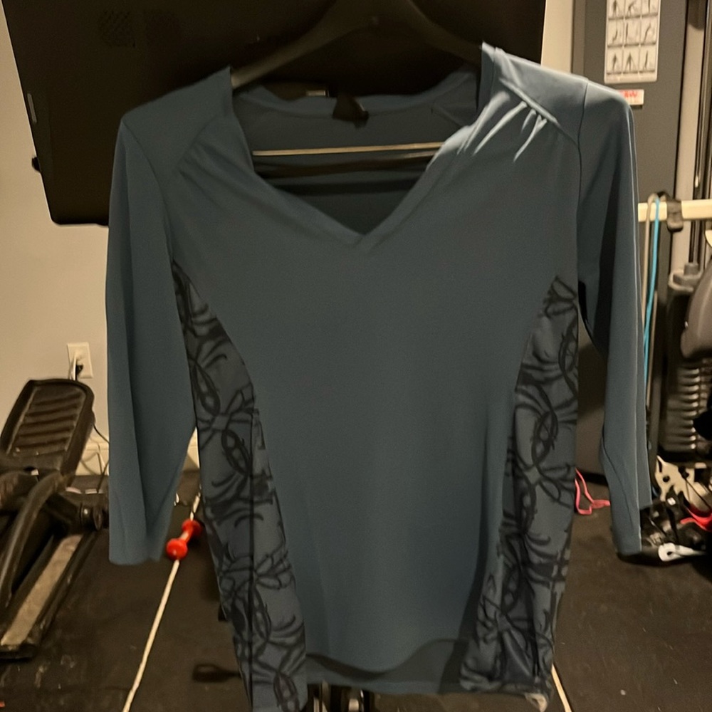 North Face v necked blue shirt